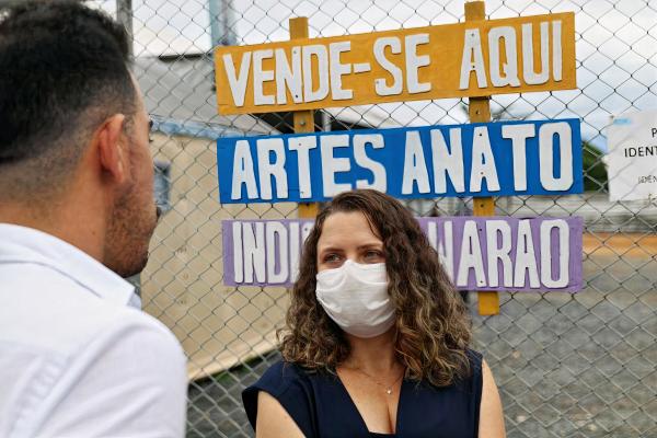 Roberta Alvim and human rights defender Atanásio Darcy Lucero Júnior visiting the Warao Janokoida indigenous shelter in the city of Pacaraima